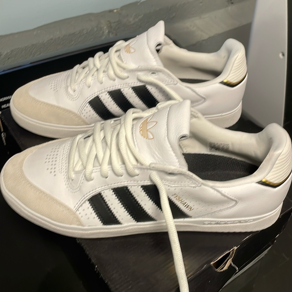 Adidas Tyshawn Jones Sneakers sz.11 never been worn classic black and white
